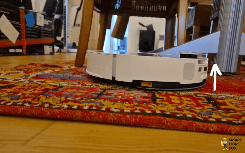 Der Roborock Saros 10 hat den Mopp beim Befahren eines Teppichs angehoben.